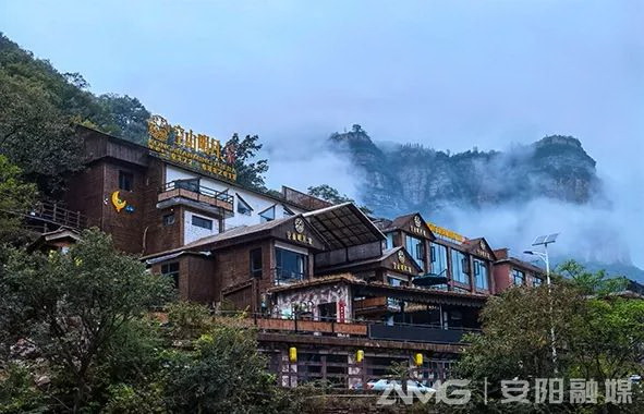 渠水、山碑、紅旗，映照初心